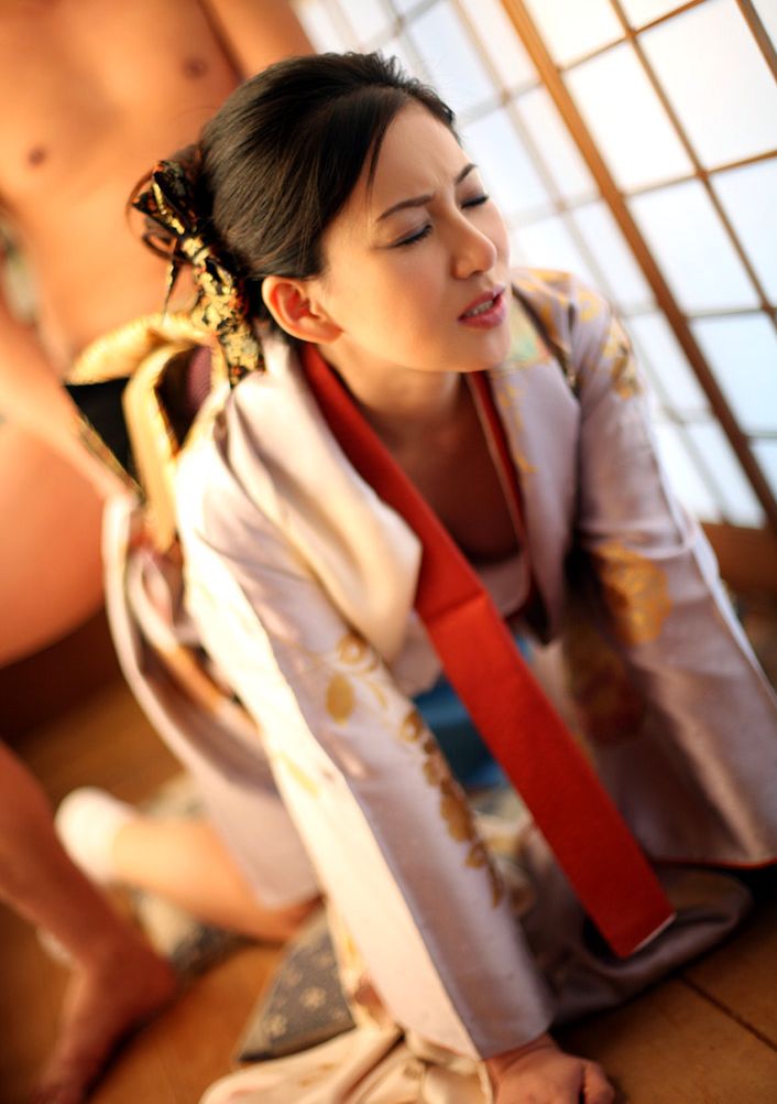 【和服エロ画像】着物で際立つ色っぽさが堪らない魅力的なお姉さん達！